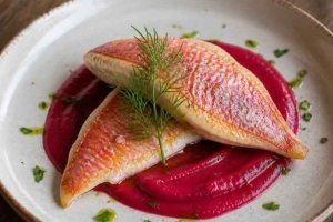 Ricette con triglia light - Filetti di triglia con crema di barbabietola