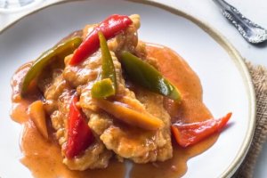 Nasello in salsa di peperoni